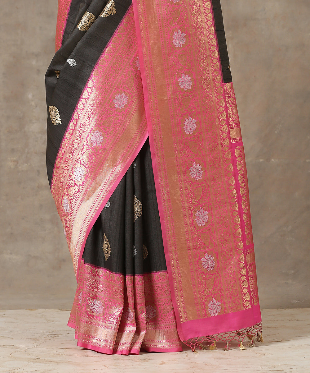Handloom_Black_Tussar_Silk_Banarasi_Saree_With_Pink_Kadhiyal_Border_WeaverStory_04