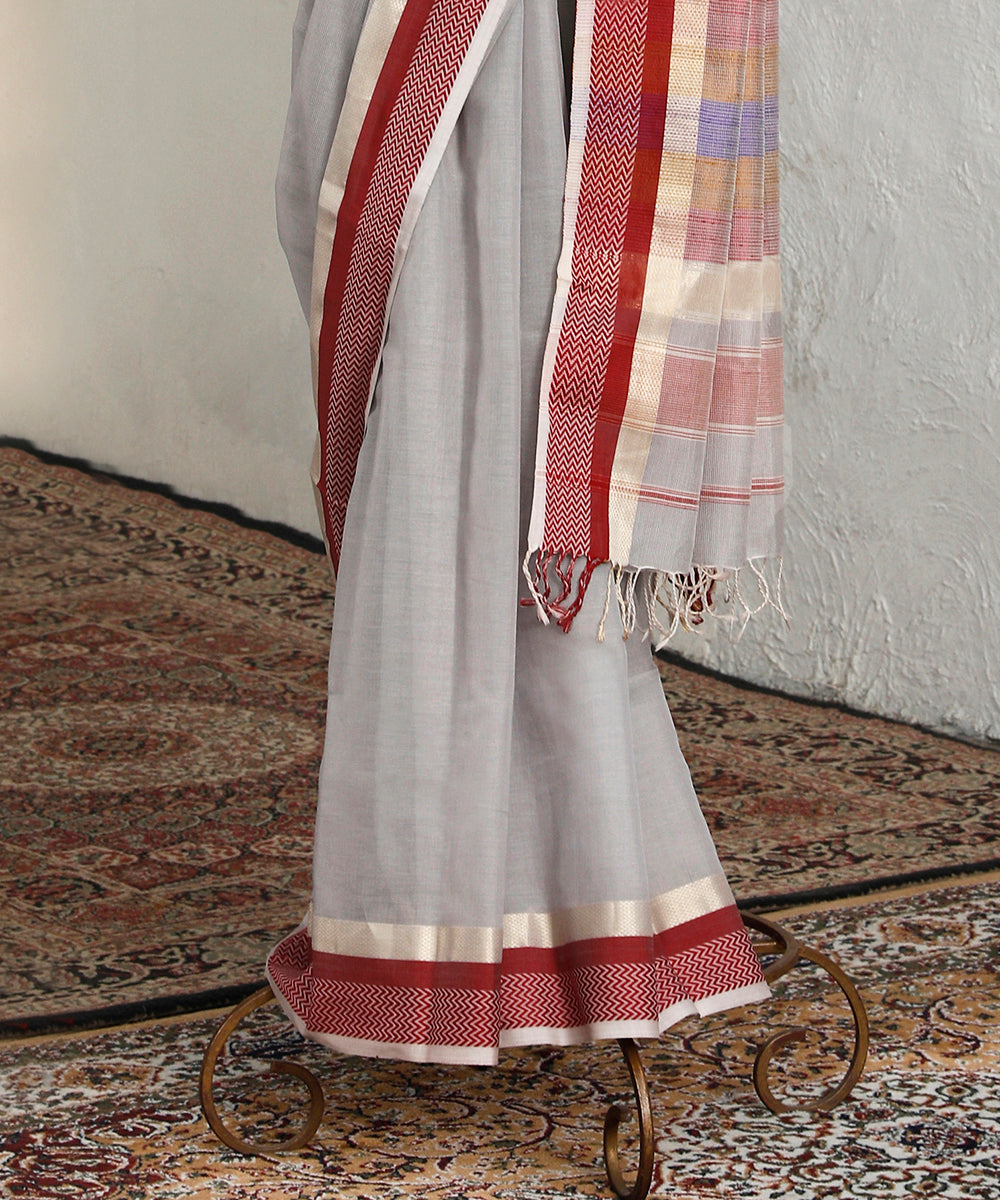 Grey_Handloom_Pure_Cotton_Maheshwari_Saree_With_Maroon_Border_WeaverStory_03