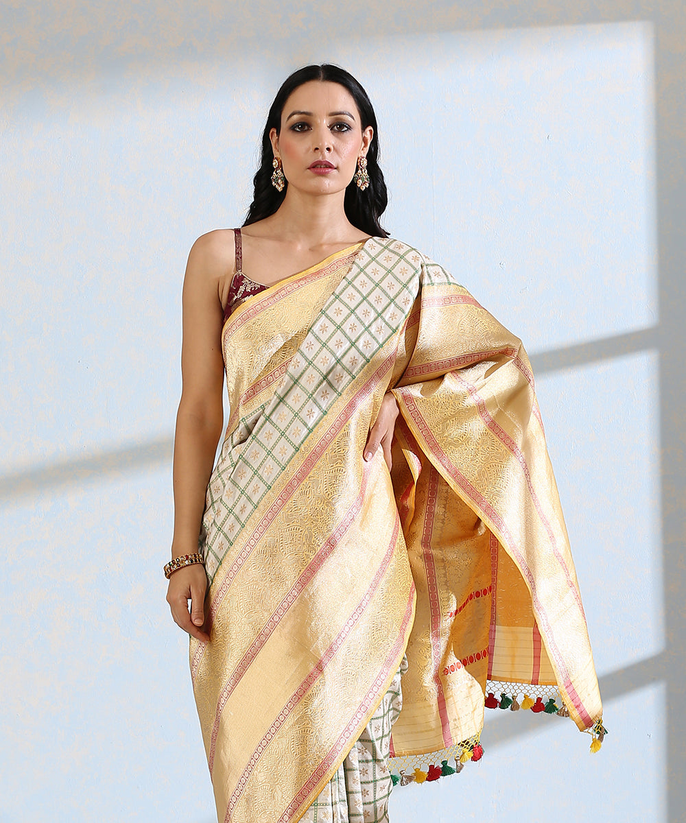 Offwhite_Handloom_Pure_Katan_Silk_Banarasi_Saree_With_Yellow_Kadhiyal_Border_WeaverStory_01