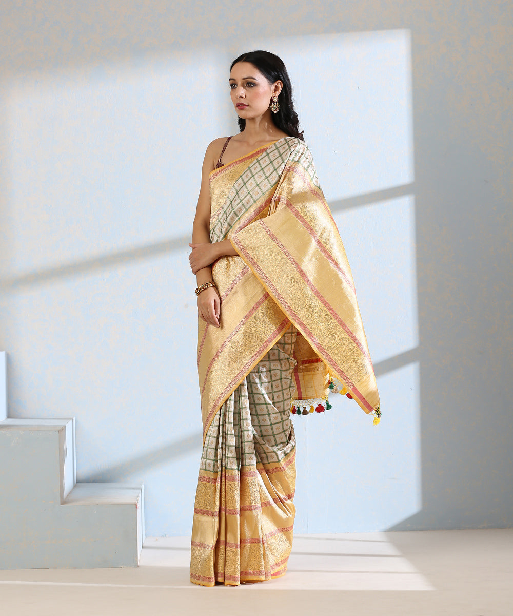 Offwhite_Handloom_Pure_Katan_Silk_Banarasi_Saree_With_Yellow_Kadhiyal_Border_WeaverStory_02