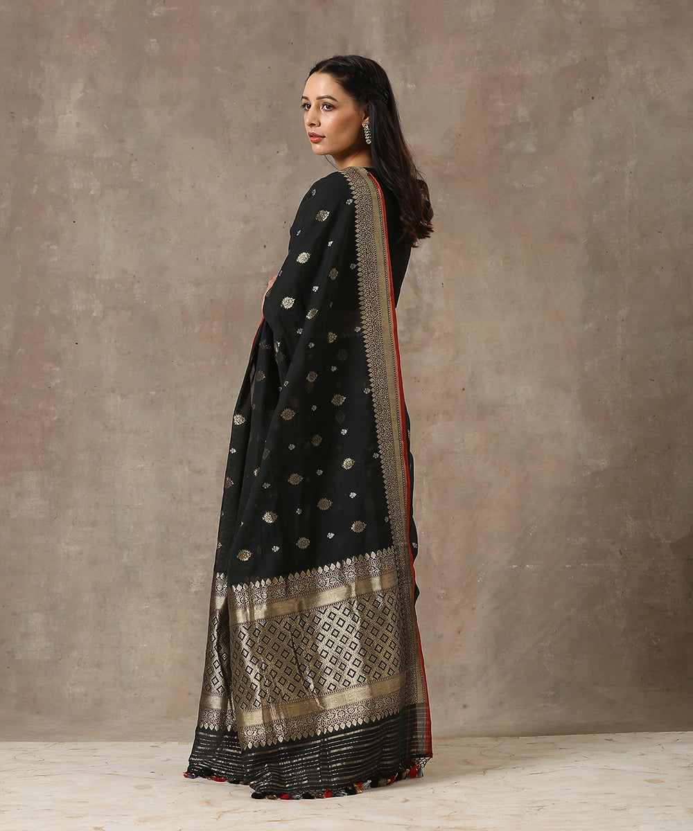 Black_Handloom_Cotton_Jamdani_Banarasi_Saree_with_Zari_Boota_WeaverStory_03