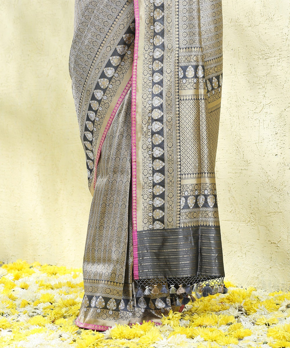 Grey_Handloom_Kimkhab_Pure_Katan_Silk_Banarasi_Saree_With_Pink_Selvedge_Border_WeaverStory_04