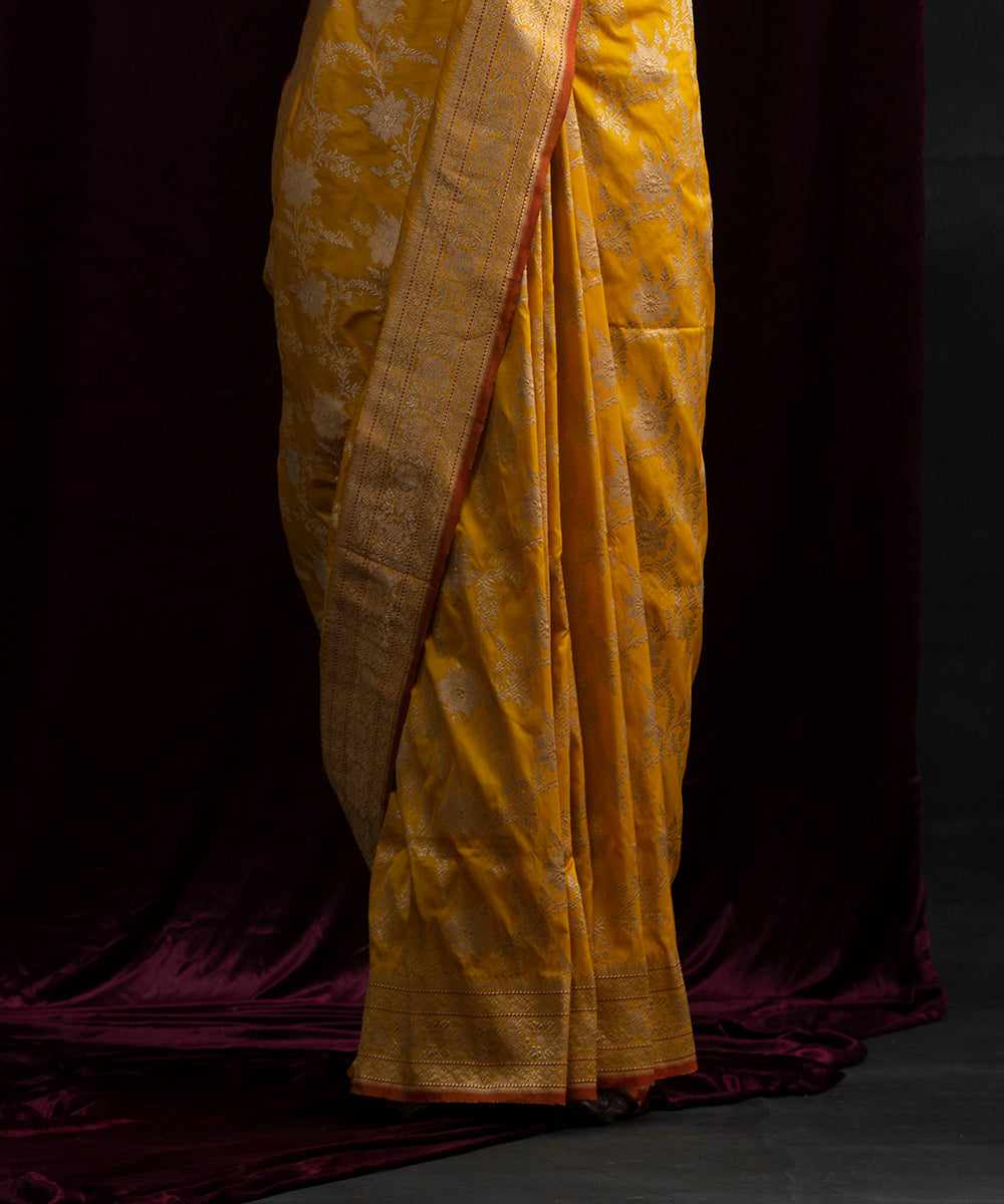 Mustard_Handloom_Pure_Katan_Silk_Banarasi_Saree_with_Kadhwa_Jangla_and_Rust_Selvedge_WeaverStory_04