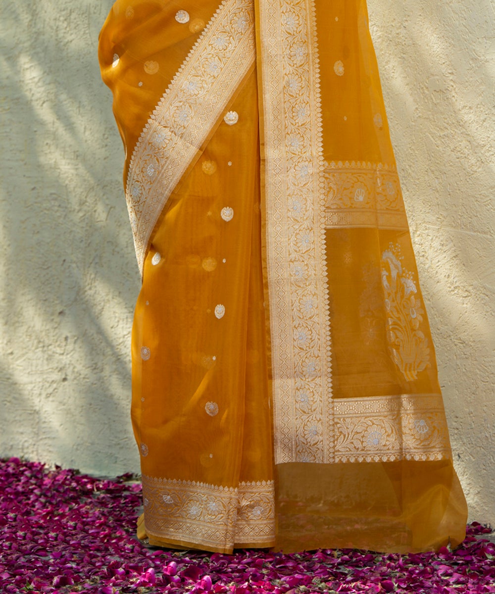 Handloom_Mustard_Kadhwa_Organza_Banarasi_Saree_with_Kadhwa_Zari_Booti_WeaverStory_04