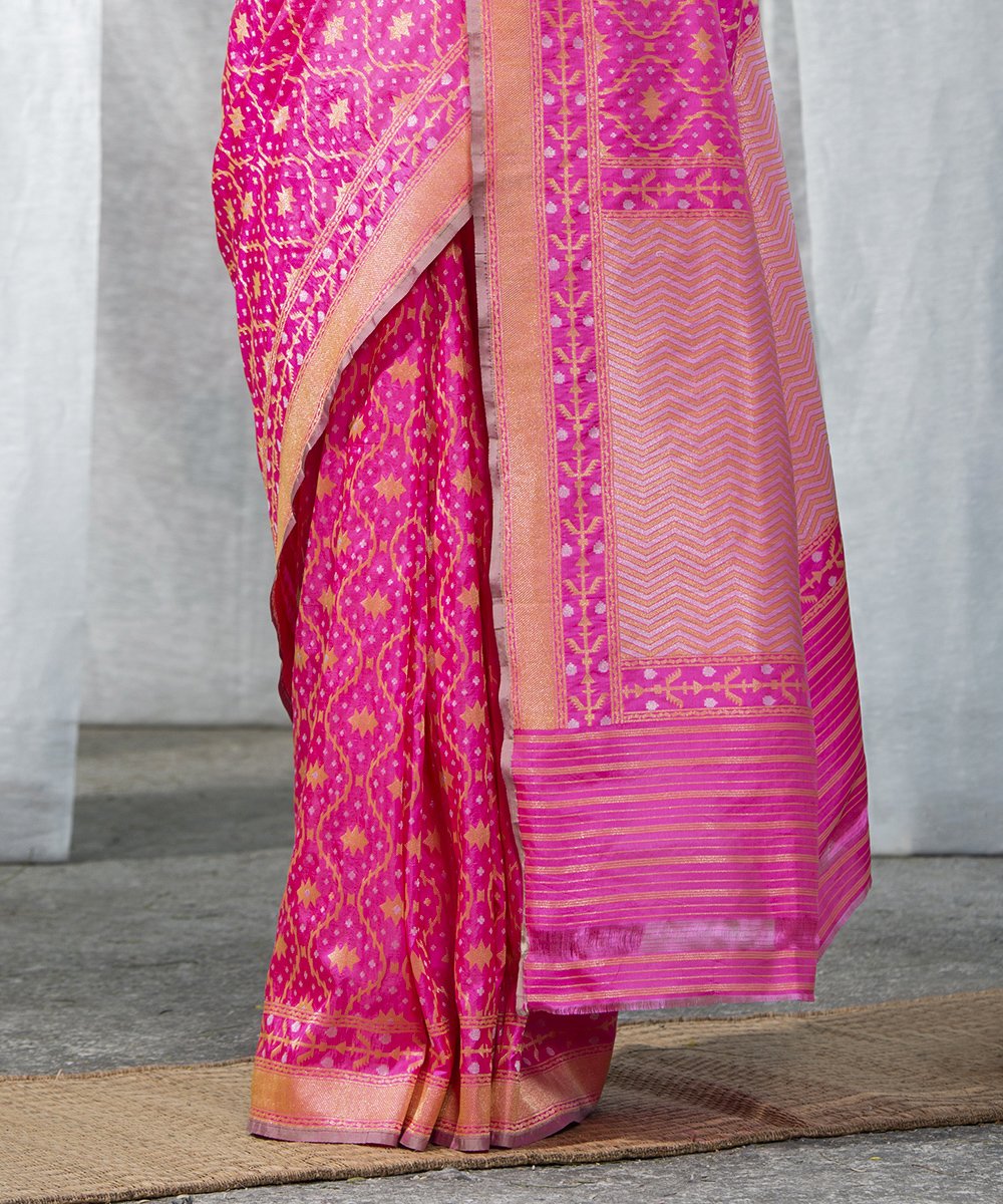 Handloom_Light_Pink_Pure_Katan_Silk_Banarasi_Saree_with_Star_Booti_Jaal_WeaverStory_04