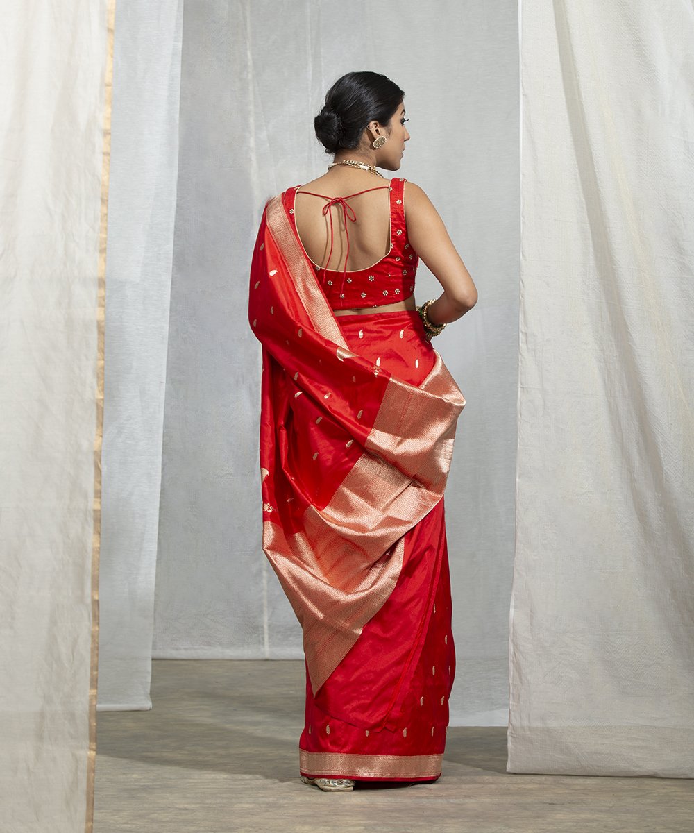 Red_Handloom_Banarasi_Kadhwa_Booti_Saree_With_Paisley_Konia_WeaverStory_03