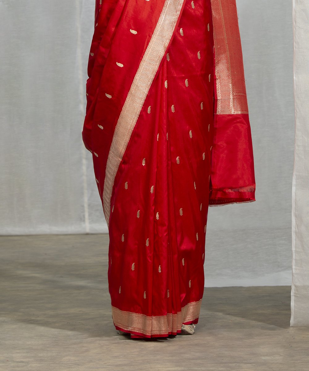Red_Handloom_Banarasi_Kadhwa_Booti_Saree_With_Paisley_Konia_WeaverStory_04