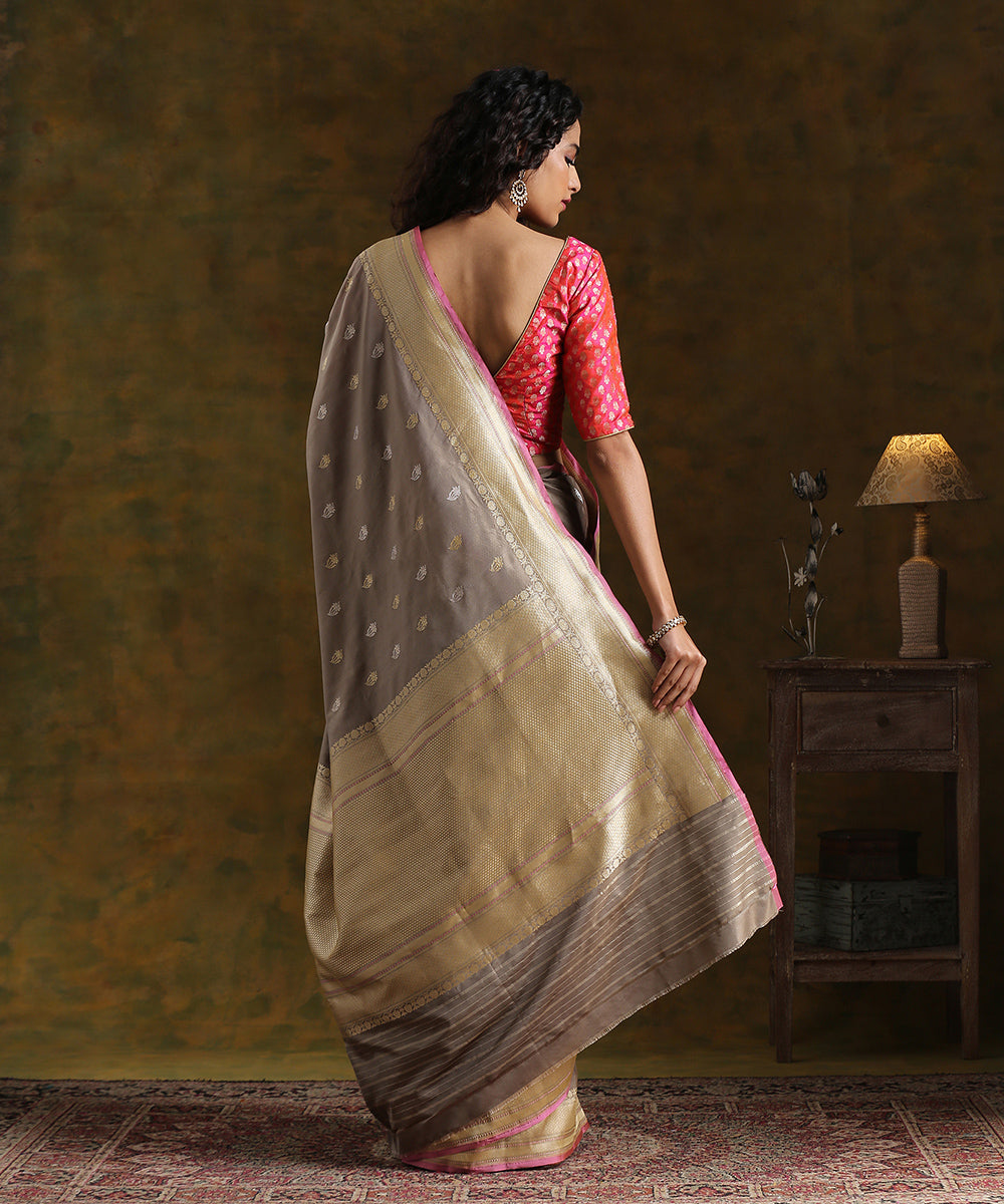 Grey_Handloom_Pure_Katan_Silk_Kadhwa_Floral_Booti_Banarasi_Saree_With_Pink_Selvedge_WeaverStory_03