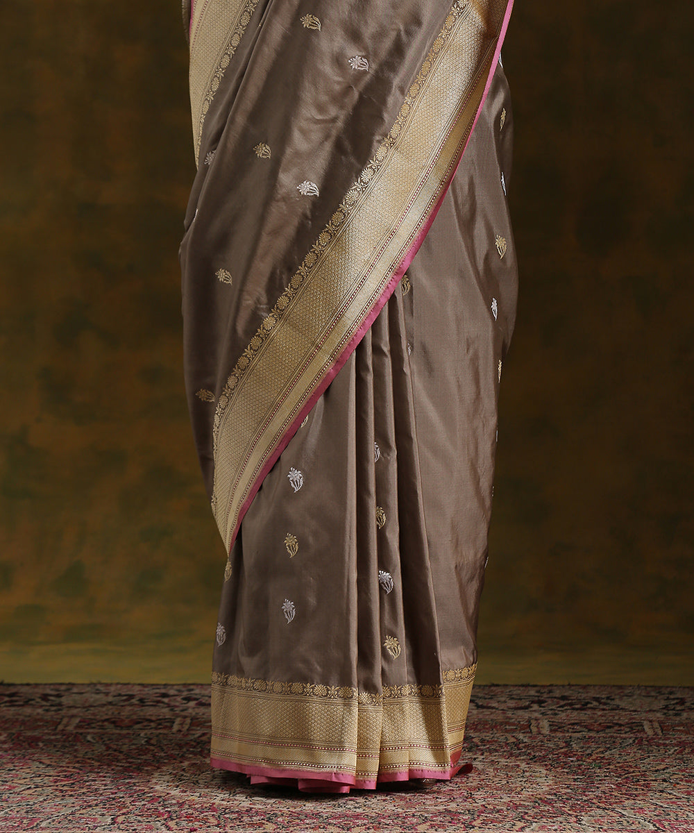 Grey_Handloom_Pure_Katan_Silk_Kadhwa_Floral_Booti_Banarasi_Saree_With_Pink_Selvedge_WeaverStory_04