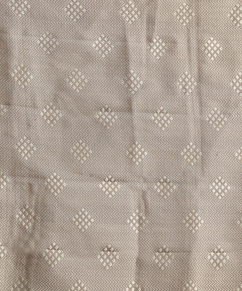 Grey_Handloom_Pure_Katan_Silk_Kadhwa_Floral_Booti_Banarasi_Saree_With_Pink_Selvedge_WeaverStory_05