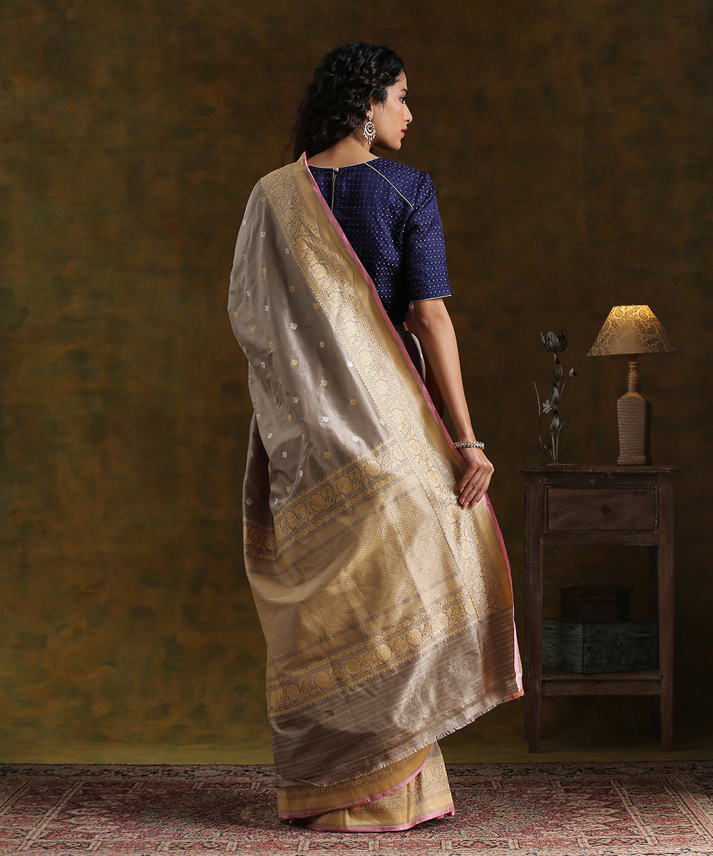 Handloom_Grey_Pure_Katan_Silk_Kadhwa_Booti_Banarasi_Saree_With_Pink_Selvedge_WeaverStory_03
