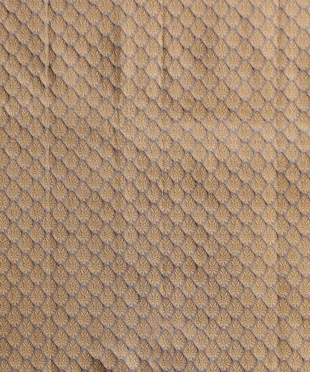 Handloom_Grey_Pure_Katan_Silk_Kadhwa_Booti_Banarasi_Saree_With_Pink_Selvedge_WeaverStory_05