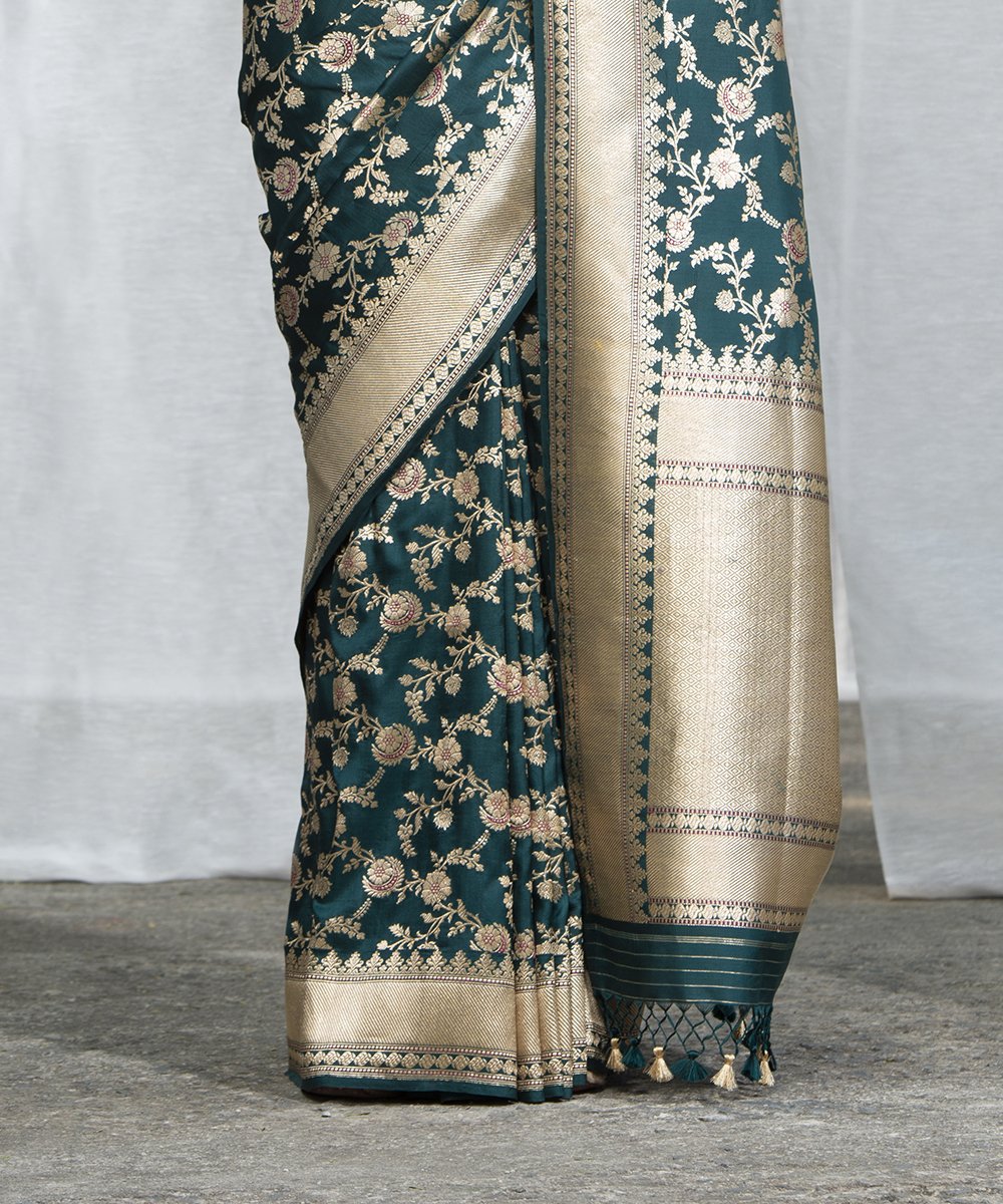 Emerald_Green_Handloom_Pure_Katan_Silk_Banarasi_Saree_With_Red_Meenakari_WeaverStory_04
