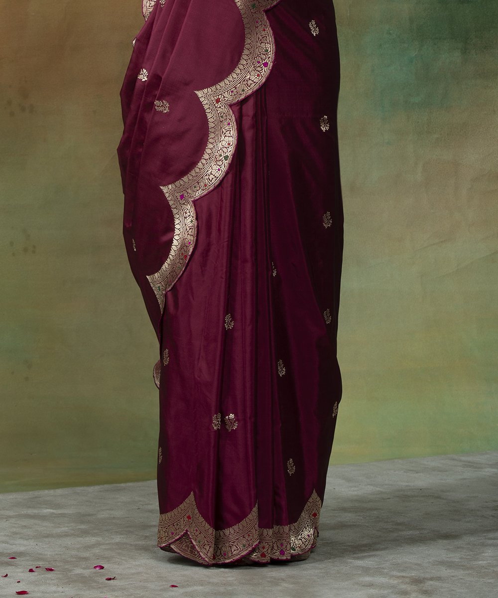 Wine_Handloom_Scallop_Border_Katan_Silk_Banarasi_Saree_With_Red_Meenakari_WeaverStory_04