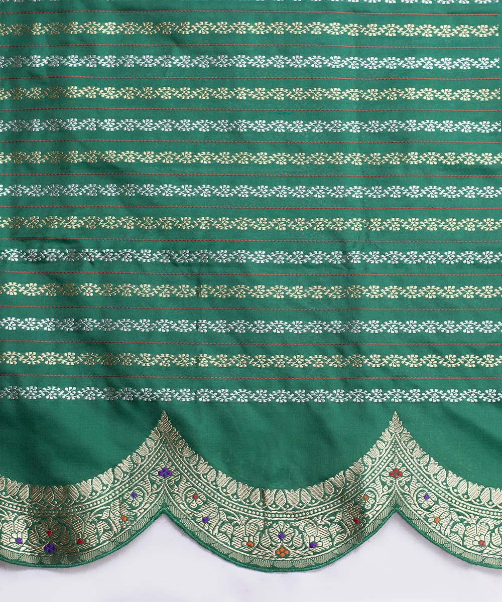 Green_Handloom_Scallop_Border_Katan_Silk_Banarasi_Saree_With_Green_Blouse_WeaverStory_05