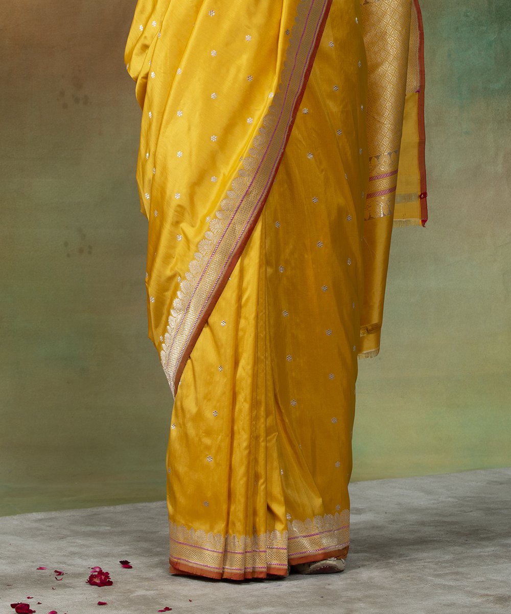 Handloom_Mustard_Yellow_Pure_Katan_Silk_Kadhwa_Banarasi_Saree_with_Booti_WeaverStory_04