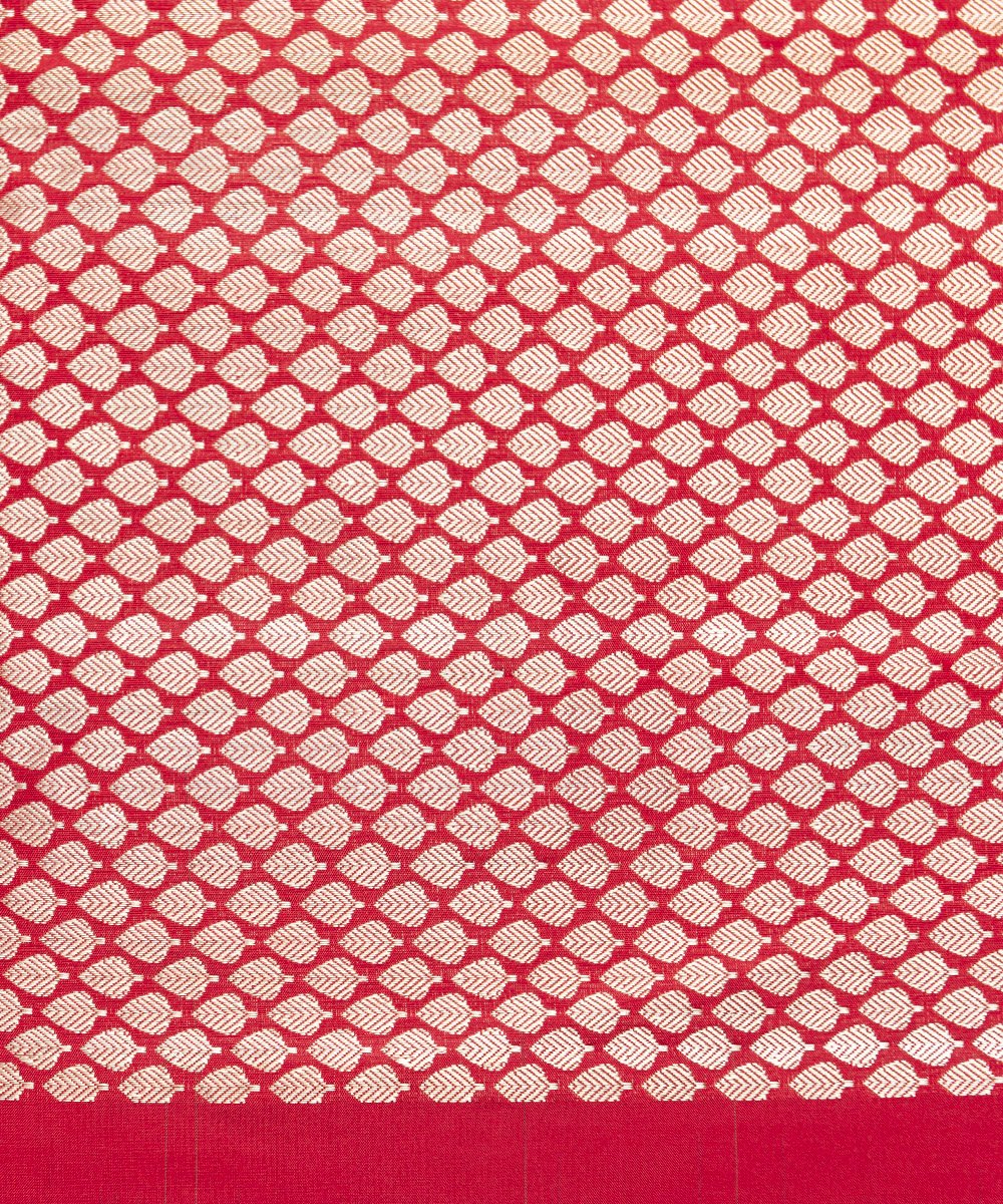 Handloom_Purple_Katan_Silk_Banarasi_Saree_With_Kadhwa_Border_And_Red_Brocade_Blouse_WeaverStory_05