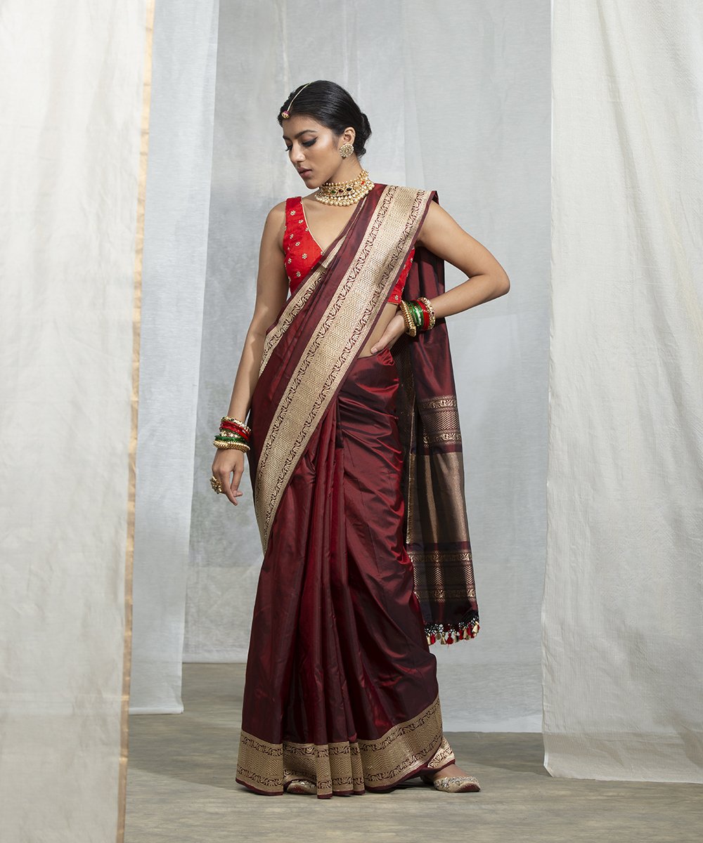 Handloom_Maroon_And_Black_Dual_Tone_Kadhwa_Border_Saree_With_Brocade_Blouse_WeaverStory_02