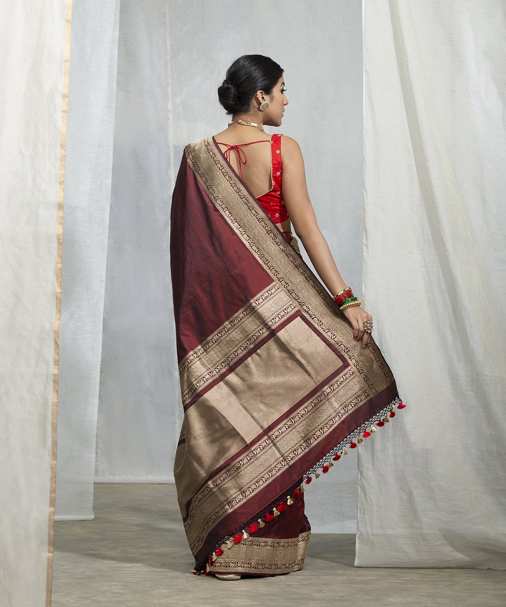 Handloom_Maroon_And_Black_Dual_Tone_Kadhwa_Border_Saree_With_Brocade_Blouse_WeaverStory_03