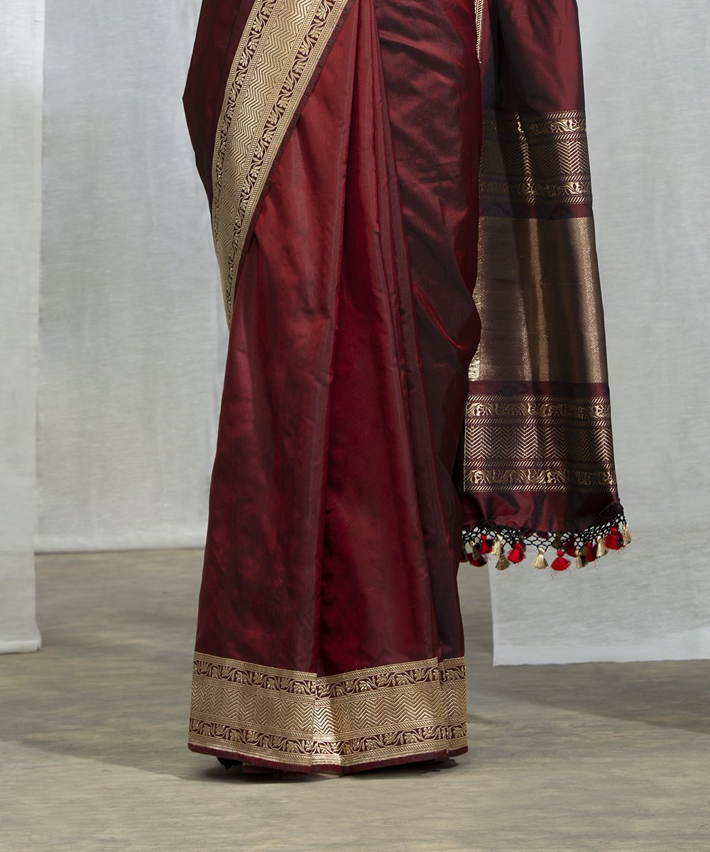 Handloom_Maroon_And_Black_Dual_Tone_Kadhwa_Border_Saree_With_Brocade_Blouse_WeaverStory_04