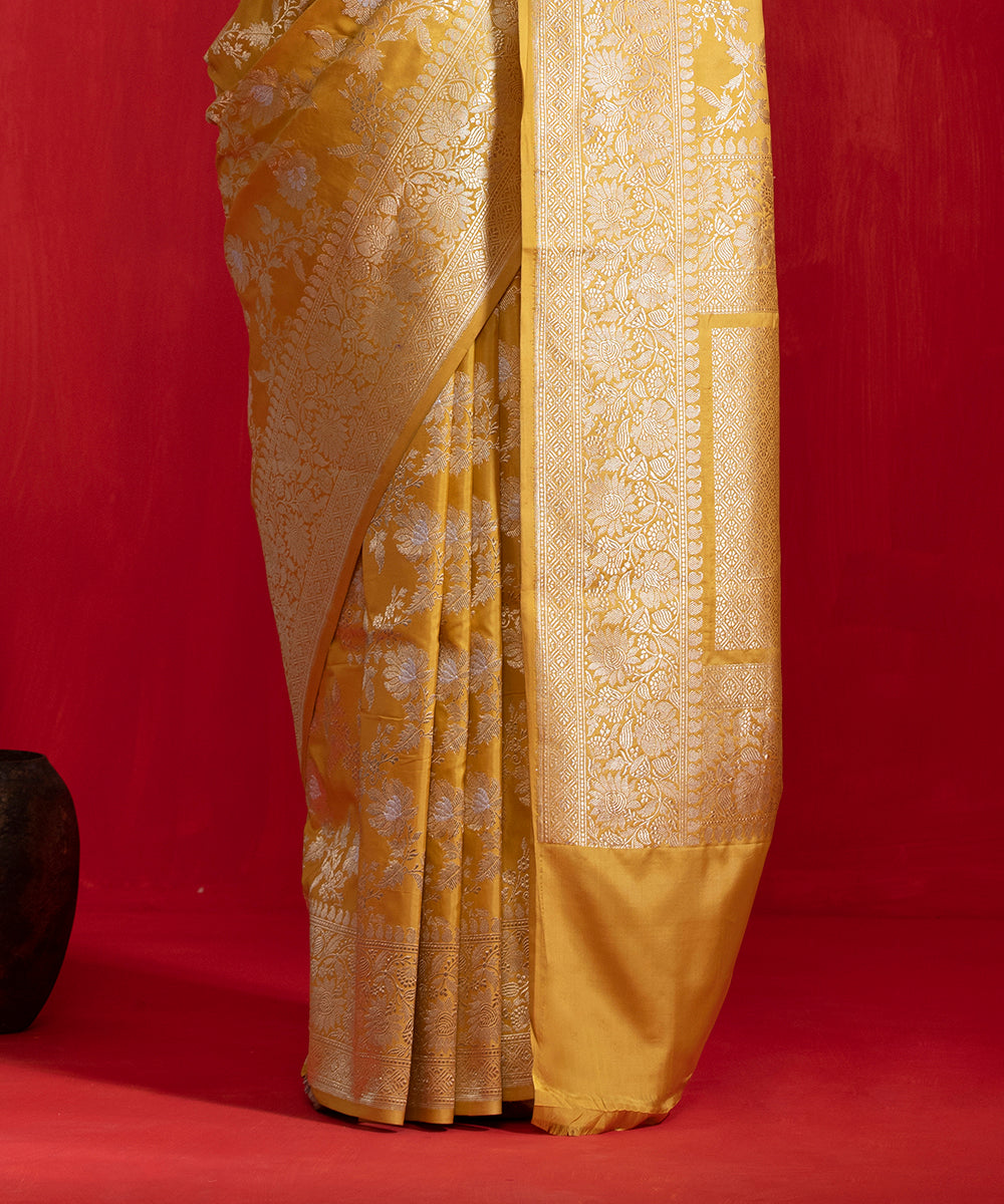 Handloom_Yellow_Pure_Katan_Silk_Banarasi_Saree_With_Sona_Rupa_Kadhwa_Jaal_WeaverStory_04