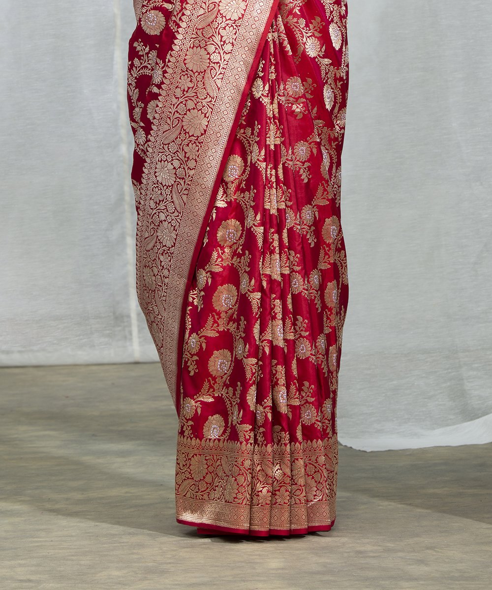 Red_Handloom_Pure_Katan_Silk_Banarasi_Sona_Rupa_Kadhwa_Jangla_Saree_WeaverStory_04