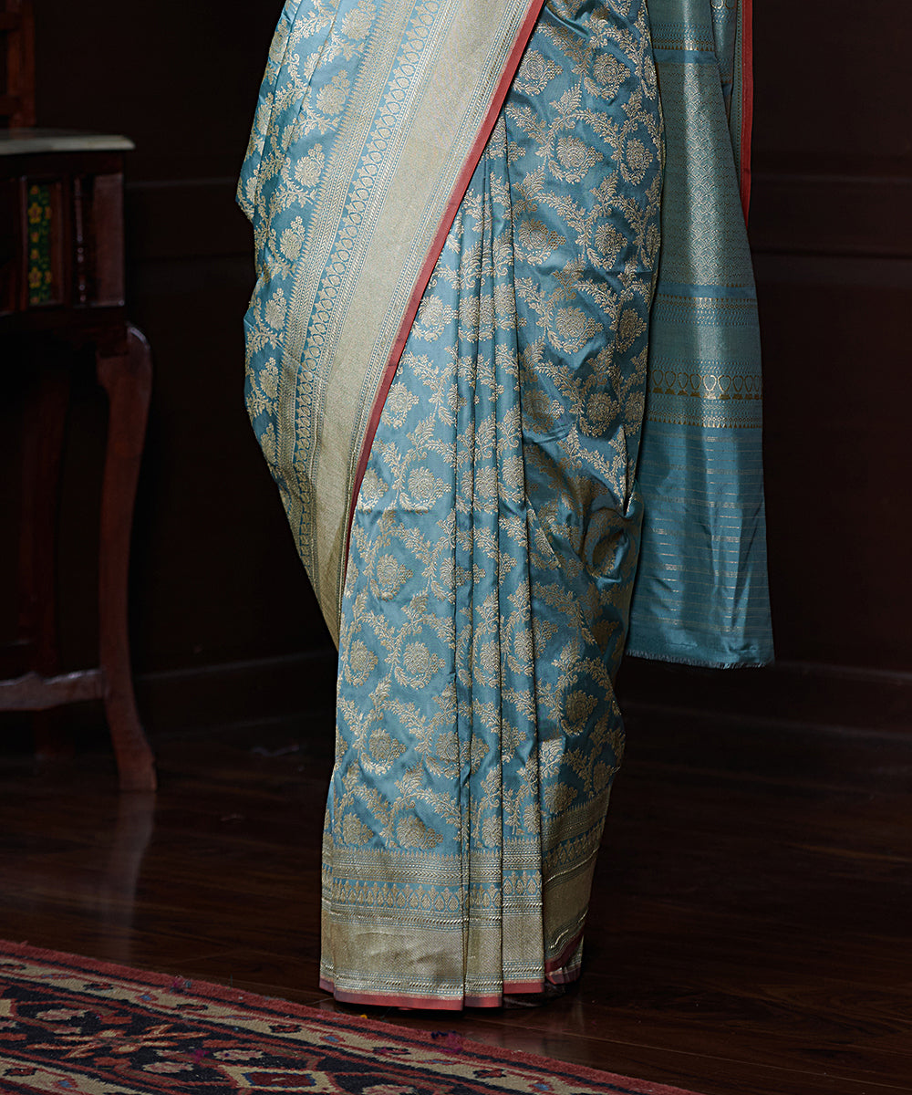 Powder_Blue_Handloom_Pure_Katan_Silk_Banarasi_Saree_With_Kadhwa_Jaal_And_Red_Selvedge_WeaverStory_04