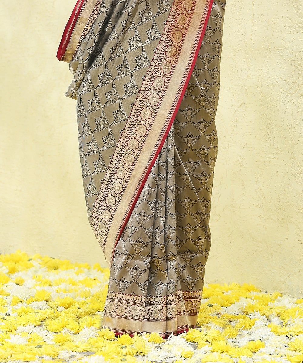 Handloom_Black_Zari_Tanchoi_Banarasi_Saree_With_Kadhiyal_Pink_Border_WeaverStory_04