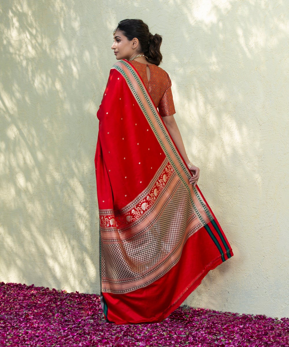 Handloom_Red_Pure_Satin_Silk_Banarasi_Saree_With_Grey_And_Green_Kadhwa_Meenakari_Border_WeaverStory_03
