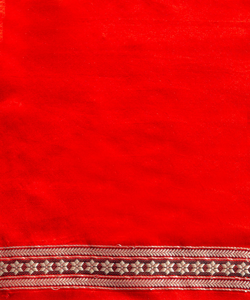 Handloom_Red_Pure_Satin_Silk_Banarasi_Saree_With_Grey_And_Green_Kadhwa_Meenakari_Border_WeaverStory_05