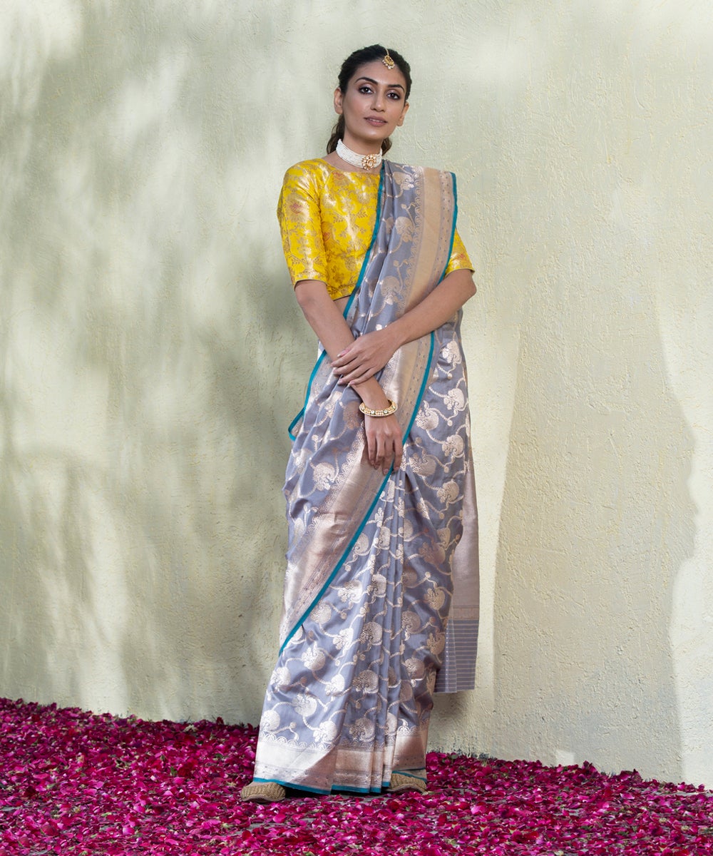 Handloom_Grey_Kadhwa_Pure_Katan_Silk_Banarasi_Saree_with_Jangla_Design_and_Blue_Selvedge_WeaverStory_02