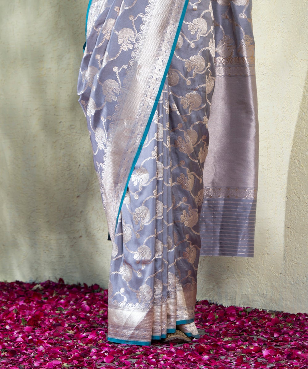Handloom_Grey_Kadhwa_Pure_Katan_Silk_Banarasi_Saree_with_Jangla_Design_and_Blue_Selvedge_WeaverStory_04