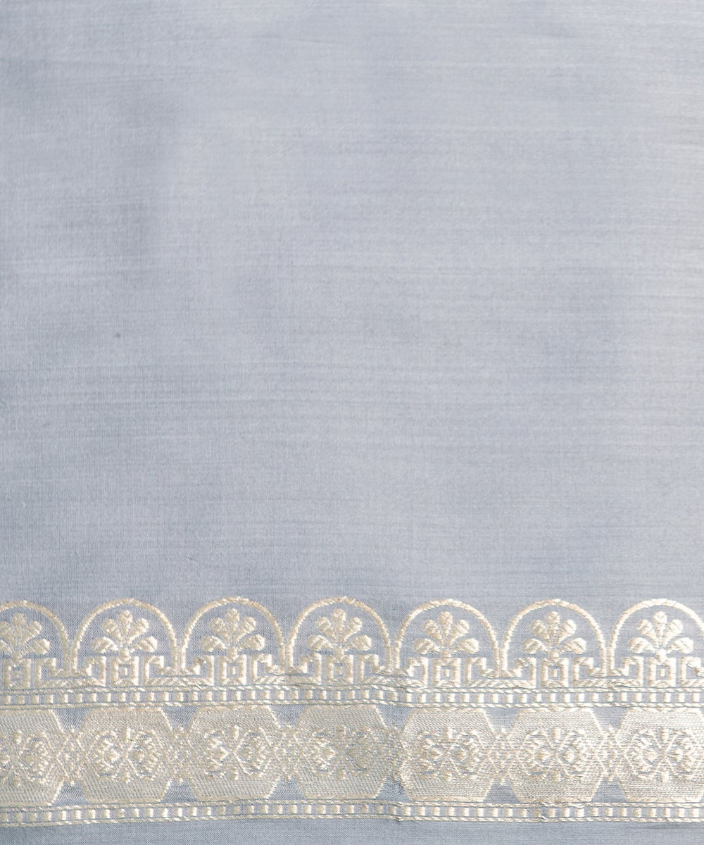 Handloom_Grey_Kadhwa_Pure_Katan_Silk_Banarasi_Saree_with_Jangla_Design_and_Blue_Selvedge_WeaverStory_05