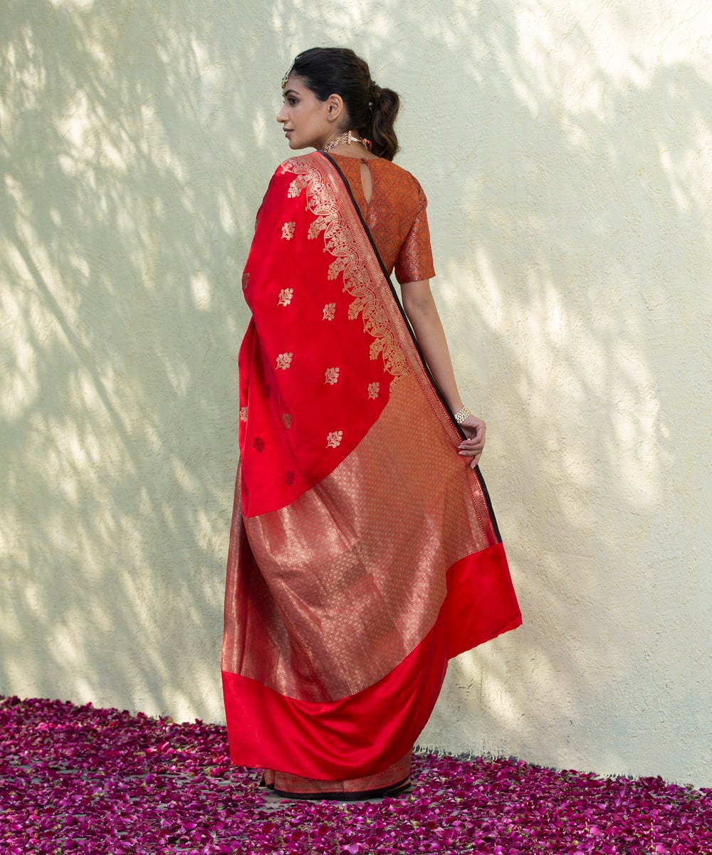 Red_Handloom_Gajji_Silk_Banarasi_Saree_With_Kadhwa_Zari_Boota_And_Blue_Selvedge_WeaverStory_03