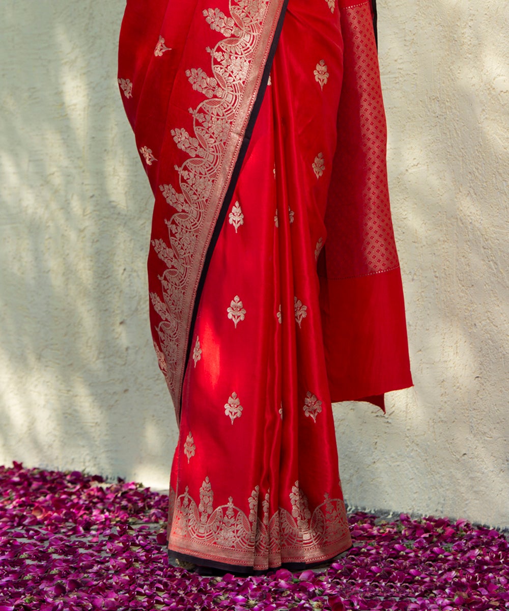 Red_Handloom_Gajji_Silk_Banarasi_Saree_With_Kadhwa_Zari_Boota_And_Blue_Selvedge_WeaverStory_04