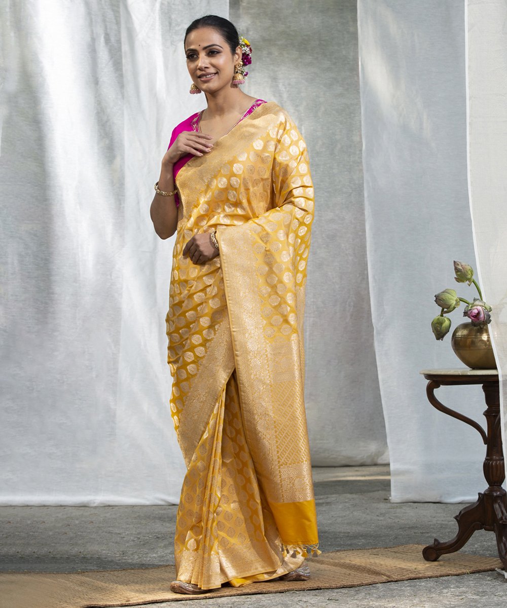 Handloom_Mango_Yellow_Pure_Katan_Silk_Banarasi_Saree_with_Cutwork_Booti_WeaverStory_02