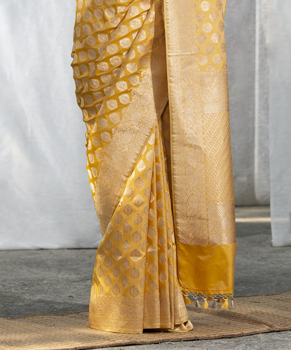 Handloom_Mango_Yellow_Pure_Katan_Silk_Banarasi_Saree_with_Cutwork_Booti_WeaverStory_04