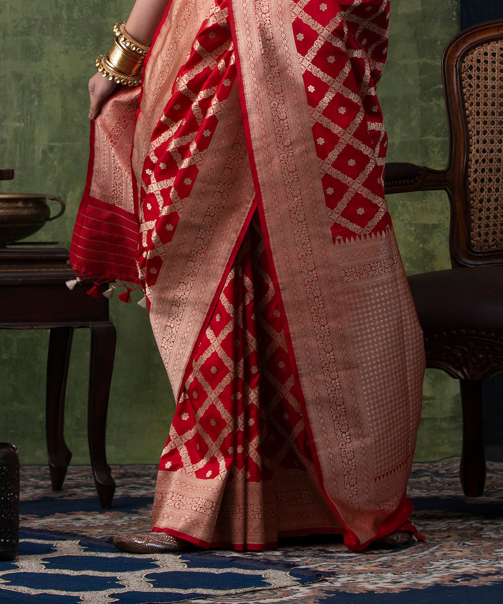 Handloom_Red_Pure_Katan_Silk_Banarasi_Saree_with_Diagonal_Cutwork_Checks_WeaverStory_04