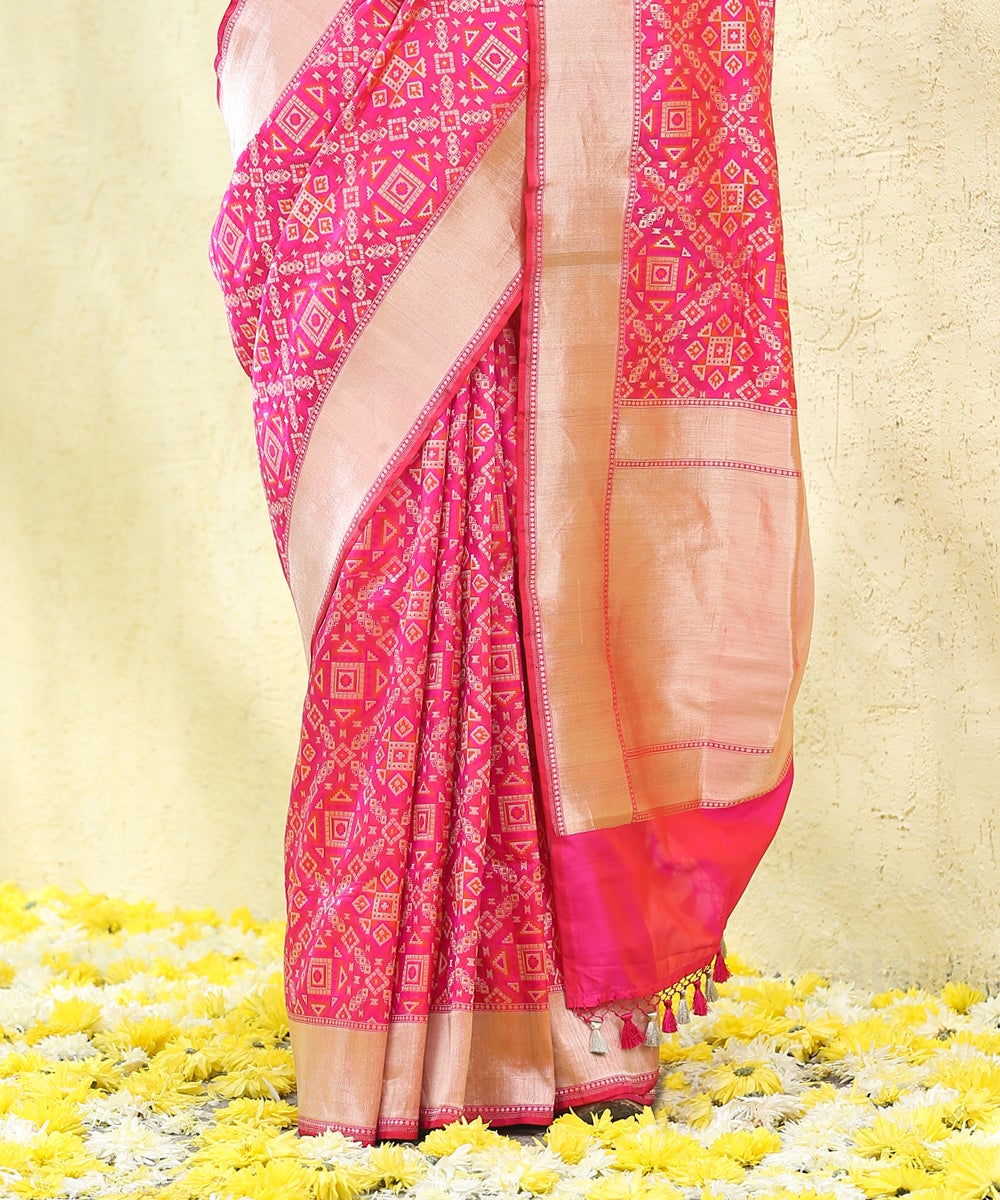Pink_And_Orange_Handloom_Pure_Katan_Silk_Banarasi_Patola_Saree_With_Flat_Zari_Border_WeaverStory_04