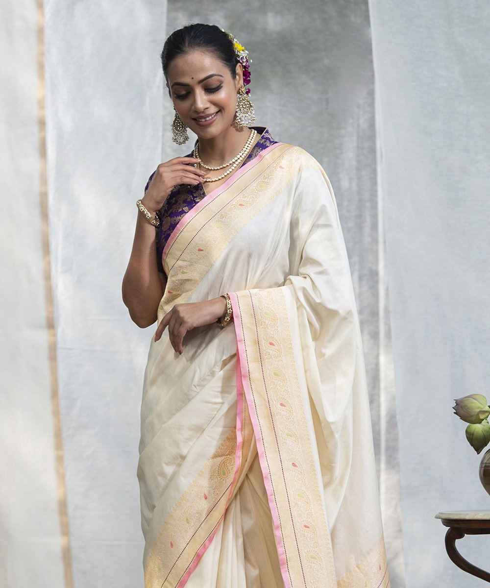 Offwhite_Handloom_Pure_Katan_Silk_Plain_Banarasi_Saree_With_Konia_And_Meenakari_Border_WeaverStory_01