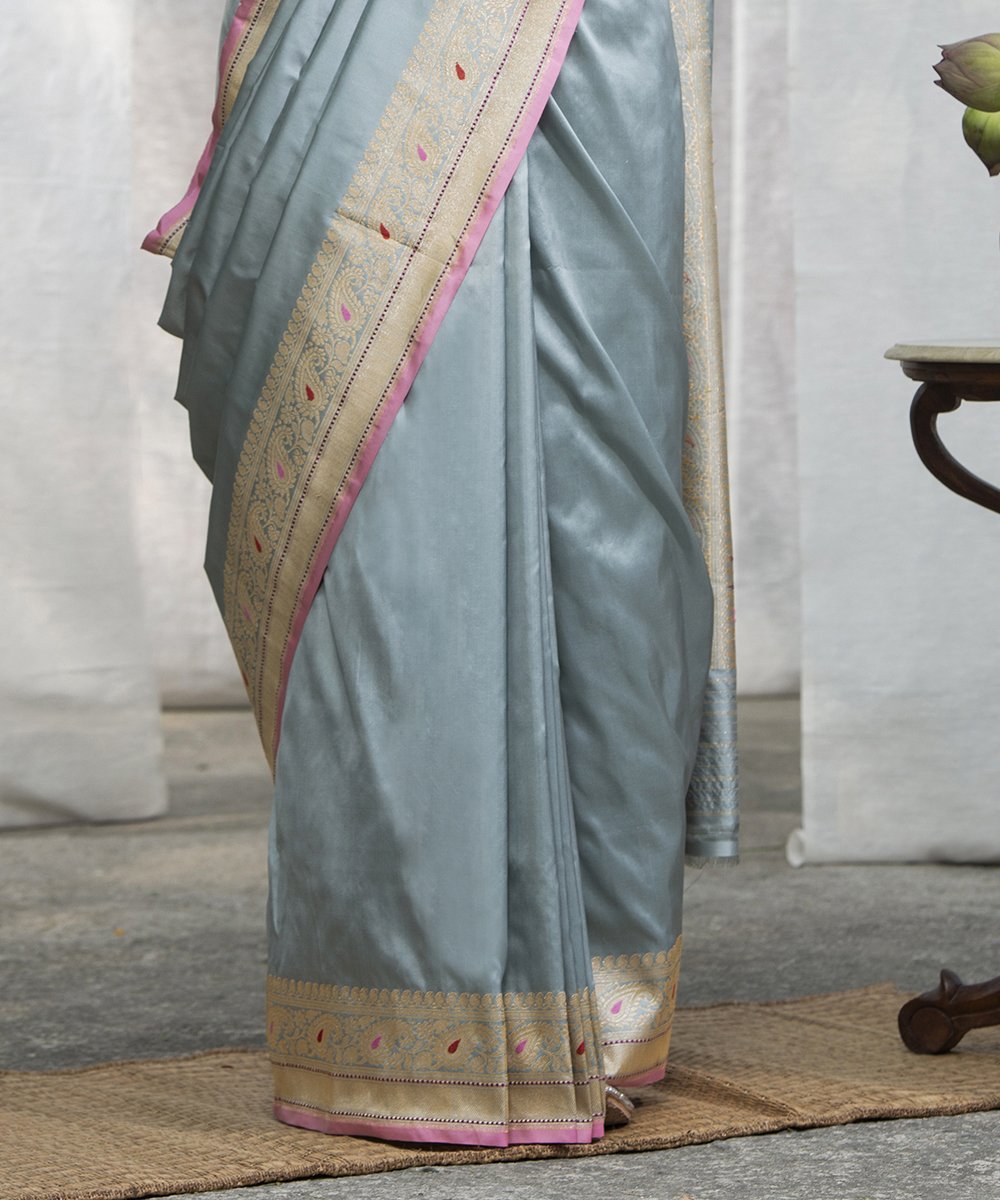 Handloom_Grey_Plain_Pure_Katan_Silk_Banarasi_Saree_With_Meenakari_Border_WeaverStory_04