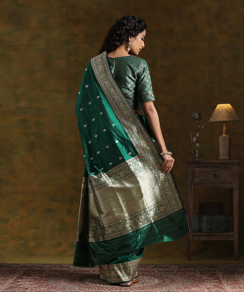 Handloom_Emerald_Green_Pure_Katan_Silk_Banarasi_Saree_With_Kadhwa_Booti_And_Floral_Border_WeaverStory_03