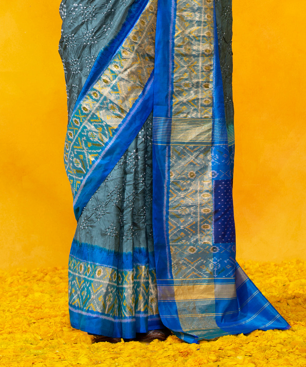 Grey_Handloom_Mulberry_Silk_Bandhani_Saree_With_Blue_Patola_Border_WeaverStory_04