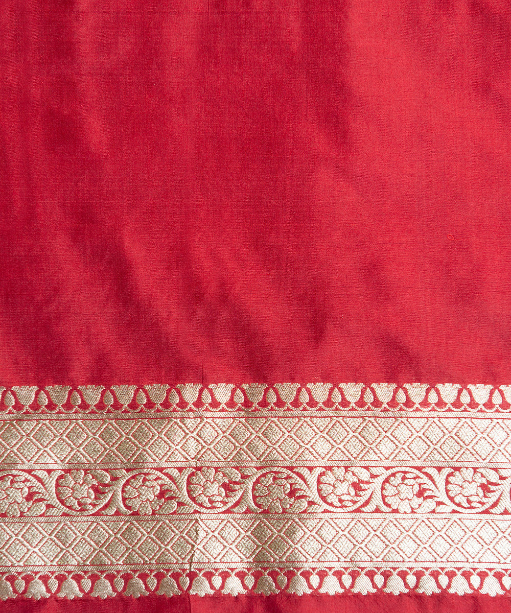 Handloom_Grey_Pure_Katan_Silk_Banarasi_Saree_With_Gold_Zari_Jaal_And_Maroon_Blouse_WeaverStory_05