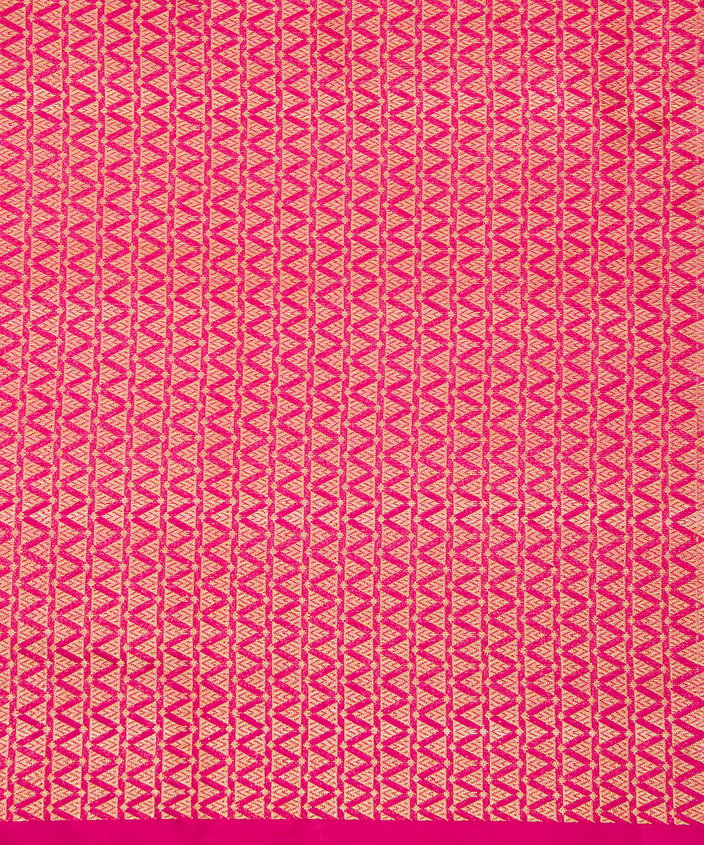 Magenta_Handloom_Plain_Pure_Katan_Silk_Banarasi_Saree_With_Kadhwa_Meenakari_Border_And_Konia_WeaverStory_05