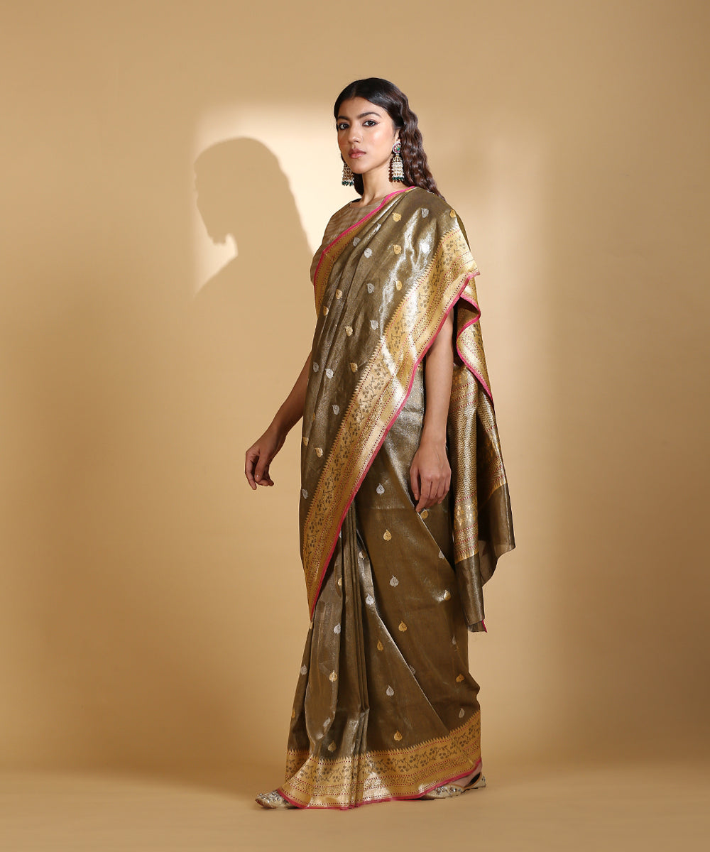 Handloom_Black_And_Gold_Silk_Tissue_Banarasi_Saree_With_Gold_And_Silver_Zari_Booti_WeaverStory_02