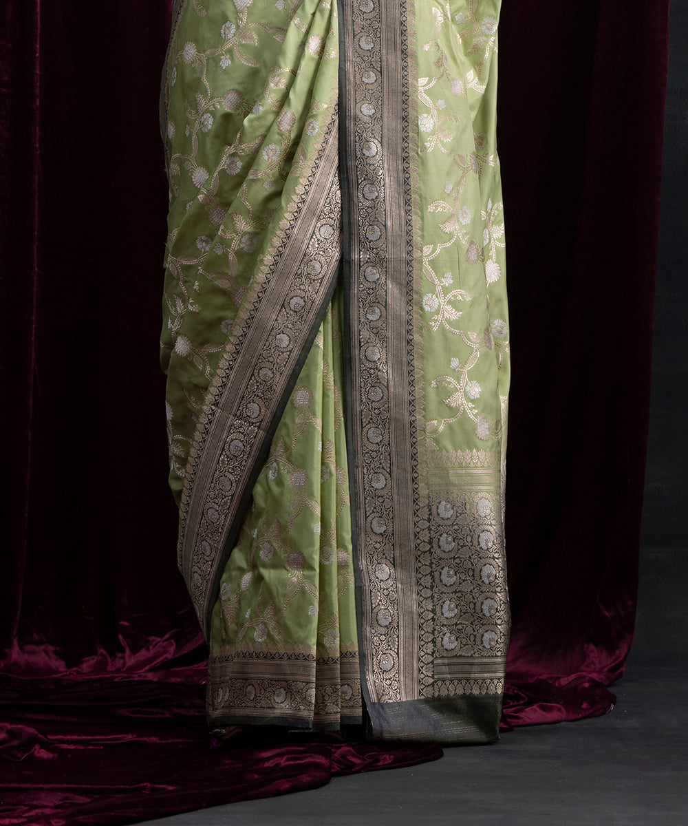 Pista_Green_Handloom_Kadhwa_Jangla_Pure_Katan_Silk_Banarasi_Saree_With_Dark_Green_Border_WeaverStory_04