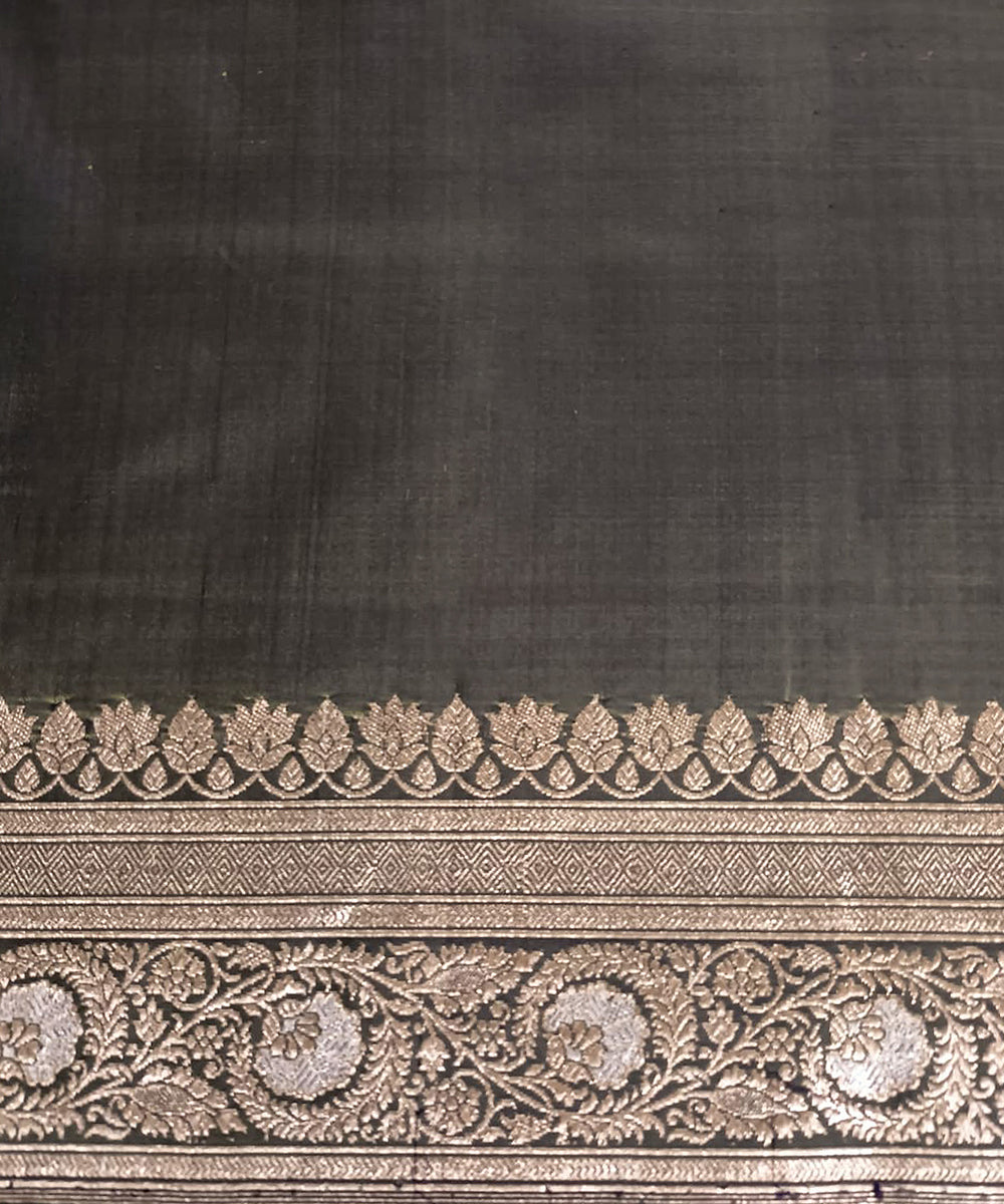 Pista_Green_Handloom_Kadhwa_Jangla_Pure_Katan_Silk_Banarasi_Saree_With_Dark_Green_Border_WeaverStory_05