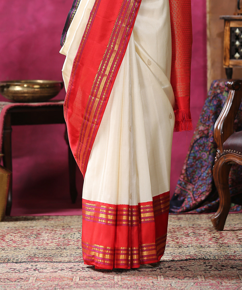 Offwhite_Pure_Zari_Kanjivaram_Silk_Saree_With_Ganga_Jamuni_Border_In_Red_And_Blue_WeaverStory_04