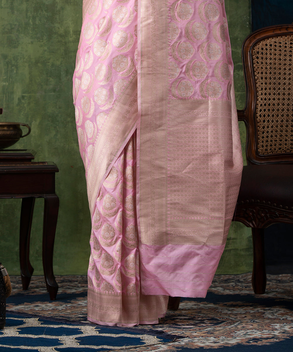 Handloom_Light_Pink_Pure_Katan_Silk_Banarasi_Saree_with_Sona_Rupa_Jaal_and_Floral_Motifs_WeaverStory_04